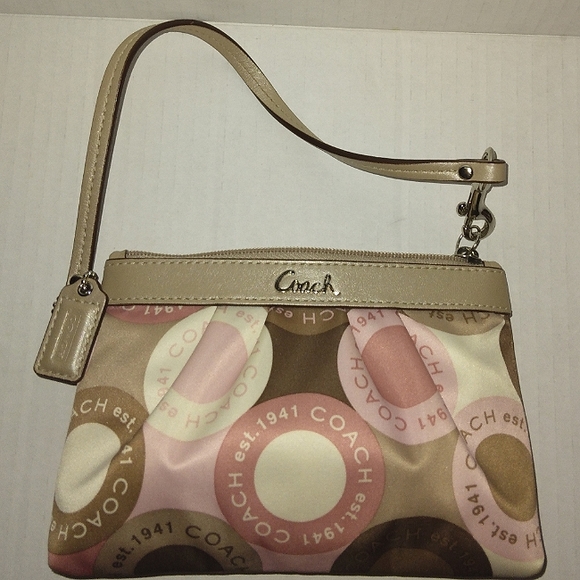 ☆Like New☆Rare COACH Soho Snaphead Pink Sateen Medium Clutch Wristlet ☆ - Picture 2 of 16
